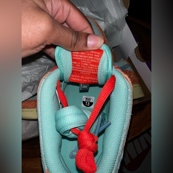 Brand New - Never Worn Nike SB Dunk Low Orange & Emerald Rise (Women size 9) - Picture 9 of 12